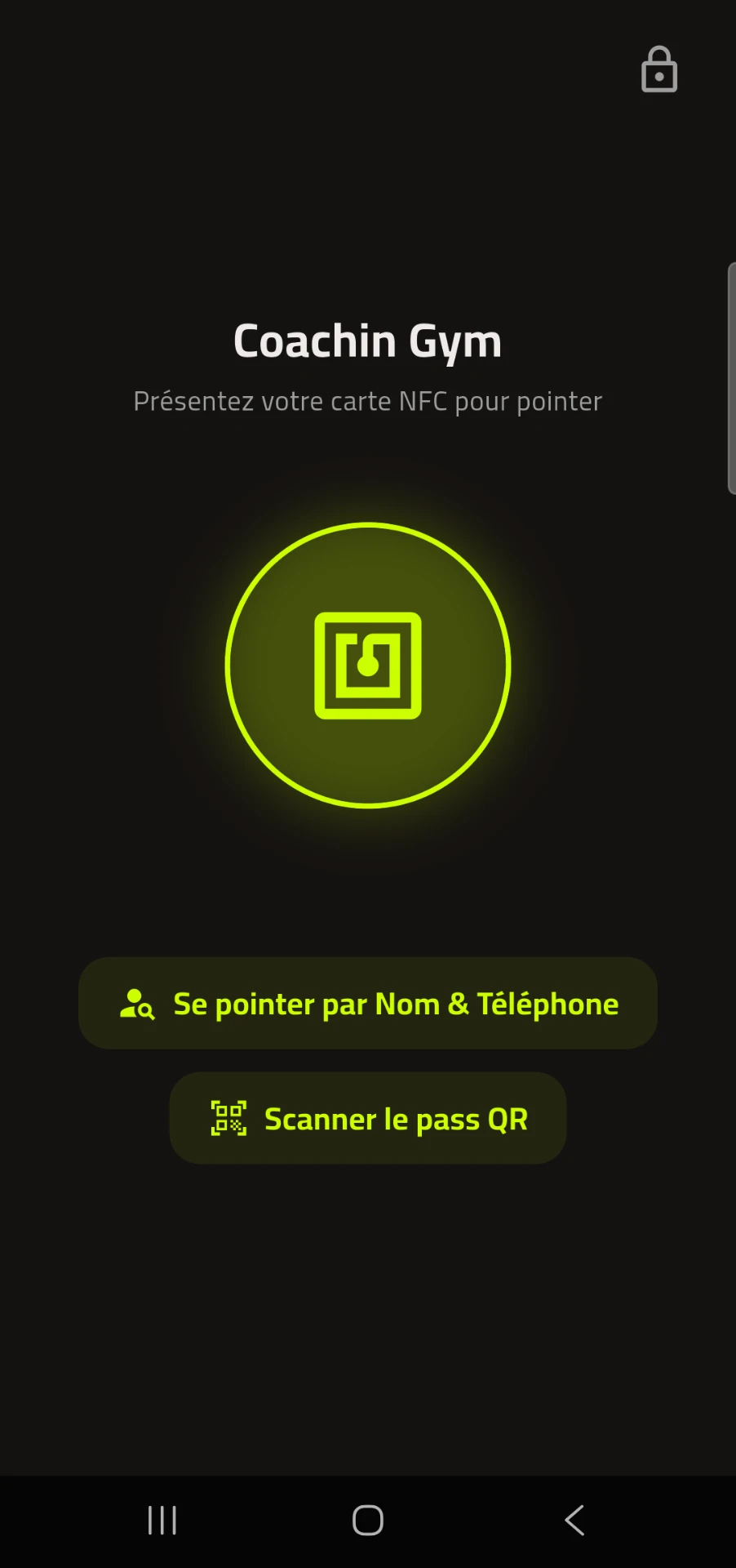 Écran de borne de pointage CoachIn invitant à présenter sa carte NFC, avec les options de pointage par nom et téléphone ou par pass QR